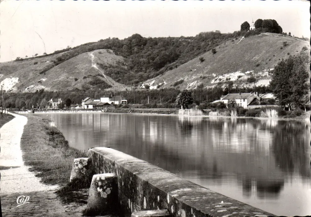 SENS — Die Ufer der Yonne — Der Staudamm und das Heiligtum Saint-Bon — Aufnahme vom Pont de la Vanne, traditionelle Promenade der Senonais — Cap - Vorderseite