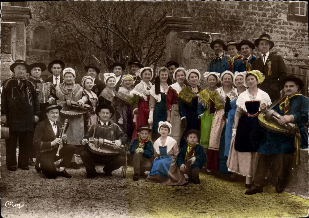Kleidung aus Auvergne — Folklore-Gruppe "Auverna-Dansaire" — Clermont-Ferrand - Vorderseite