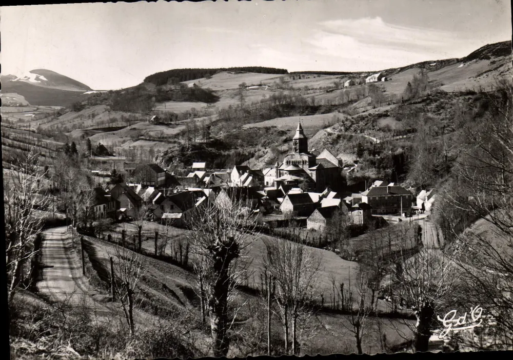 Orcival — Panoramablick mit der Basilika — Edition G. d’O. Collingues - Vorderseite