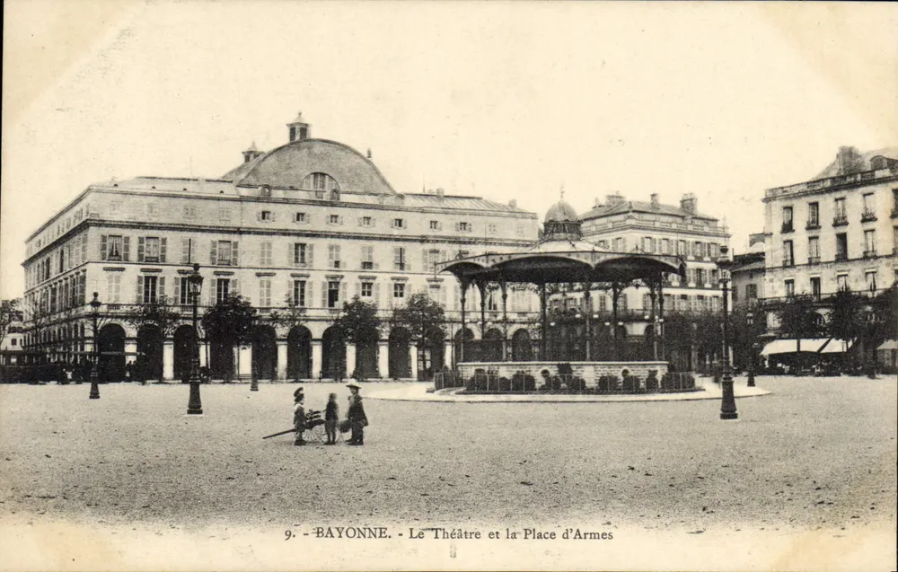 Bayonne - Ansicht des Theaters und der Place d'Armes — Verlag Reg. Pacanli, Nr. 9 - Vorderseite