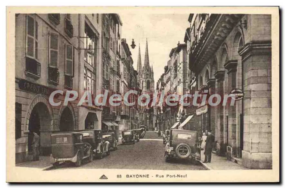 Bayonne - Rue Port-Neuf — vista della strada con automobili d'epoca e chiesa in primo piano — editore C.H. des Arts, Strasbourg - Recto