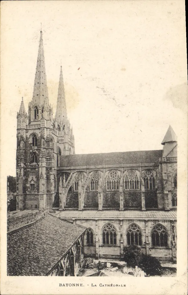 Bayonne - A Catedral — vista da fachada e das torres - Frente