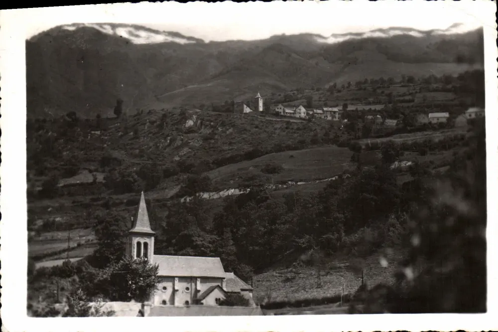 La Alta Vallée d'Aspe (Bass-Pyrénées) — panoramische uitzicht met kerk en bergketen — Edities Capdeville, Ideal-Handel in Eydous - Voorkant