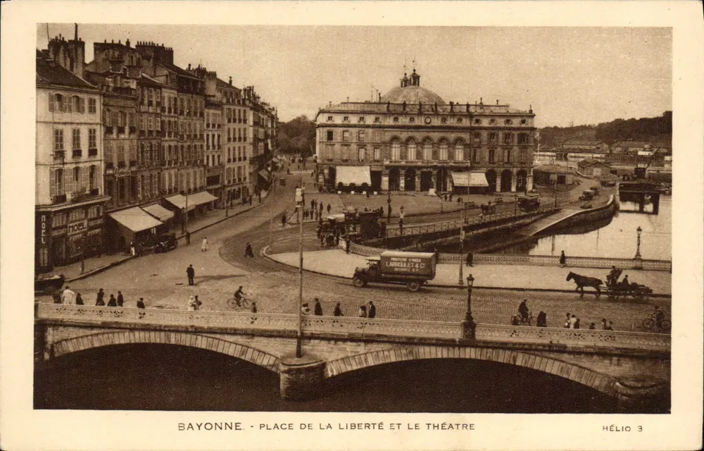 Bayonne - Place de la Liberté und das Theater — Hélios 3 - Vorderseite