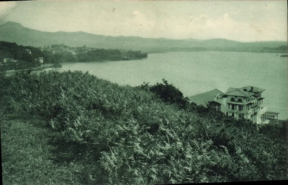 Hendaye (Côte Basque) — Blick auf die Bucht und die spanischen Berge — Das Hotel Bidassaoan — Verlag A. Poultenier - Vorderseite