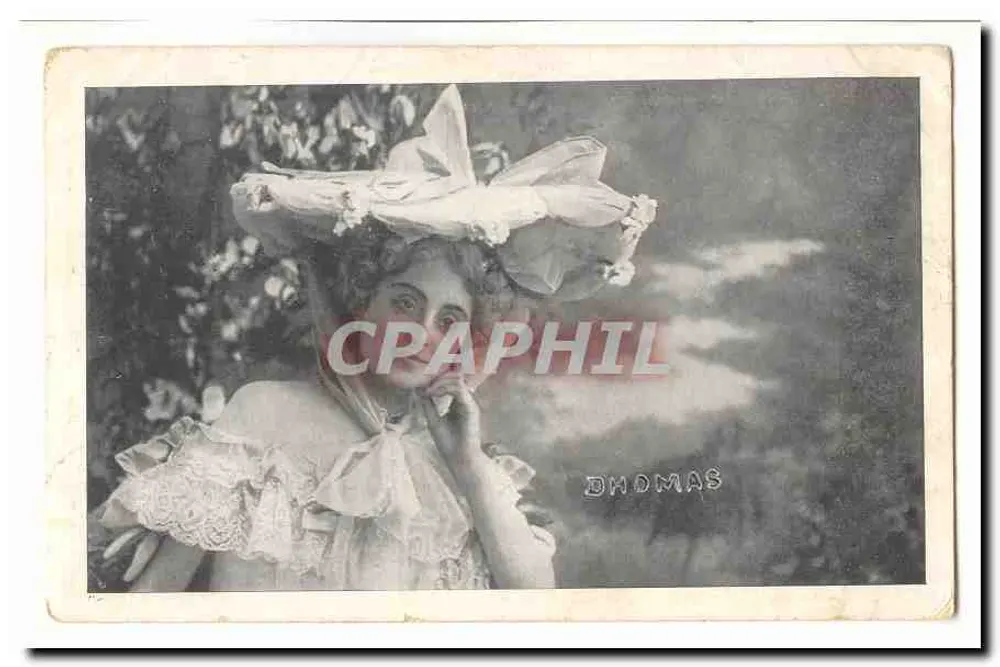 Donna con cappello a grande nodo — DHOMAS - Recto