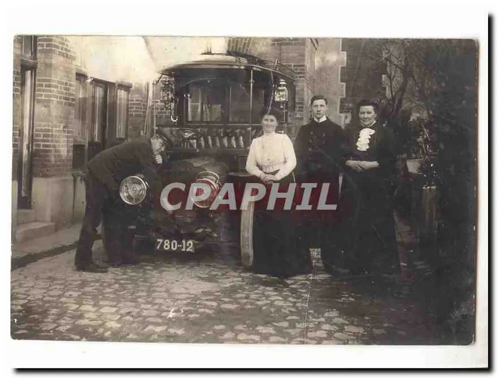 Gruppe vor einem Auto — Seriennummer 780-12 - Vorderseite