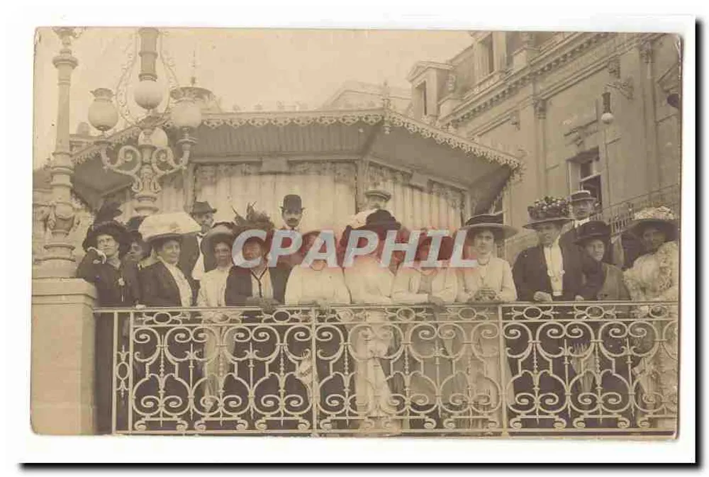 Groupe sur balcon orné — n° de série non visible - Recto