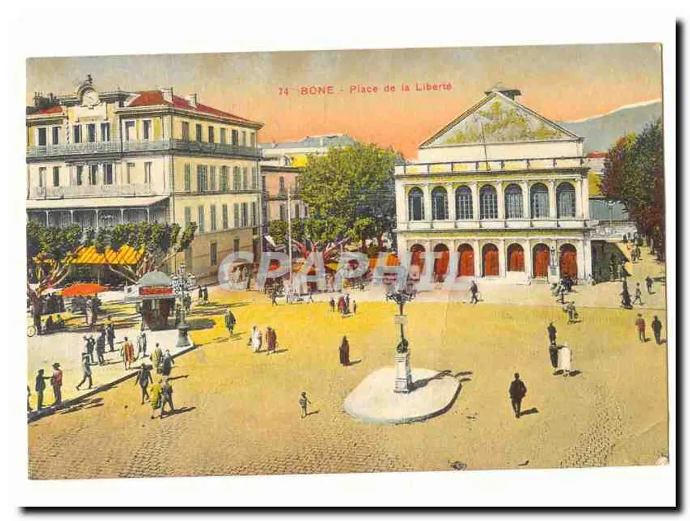 Bône - Praça da Liberdade — vista da praça com edifício central e passantes — n° 74 - Frente