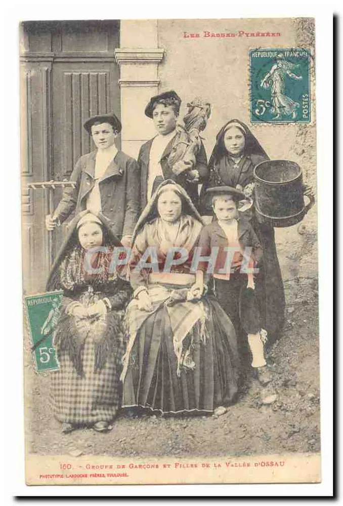 Gruppe von Jungen und Mädchen aus der Ossau-Tal — Les Brouches Pyrénées — Phototype Lagouche Frères, Toulouse - Vorderseite