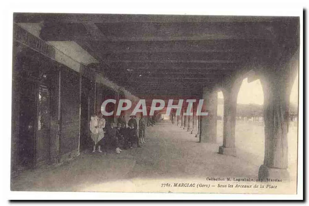 Marciac (Gers) — Unter den Arcaden der Place — Collection M. Lagrabelle, ed. Marolac - Vorderseite