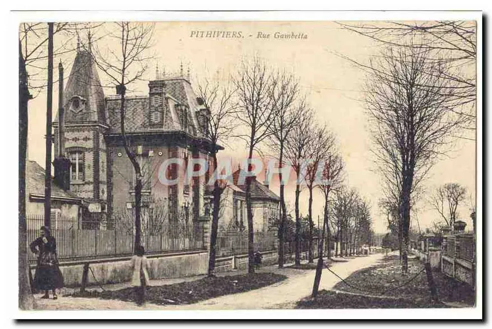 Pithiviers — Rue Gambetta — vista da rua com casa com torre - Frente