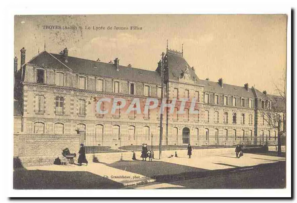 Troyes (Aube) — O Liceu das Meninas — Ch. Granddiddier, fot. - Frente