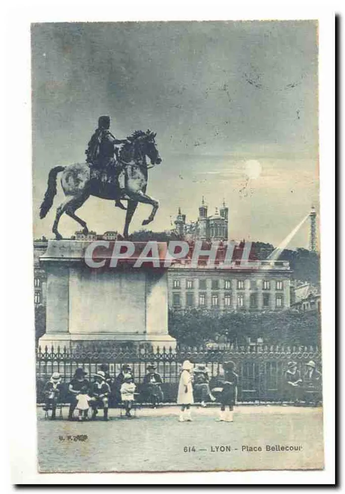 LYON — Place Bellecour — estátua equestre — B. K. KOR - Frente