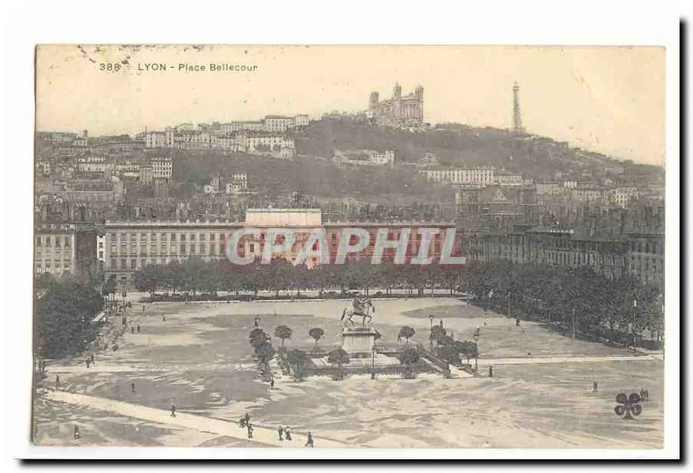LYON - Place Bellecour — vista panorâmica com o monumento equestre e o castelo de Vieux Lyon no fundo — Graphiphil, n° 388 - Frente