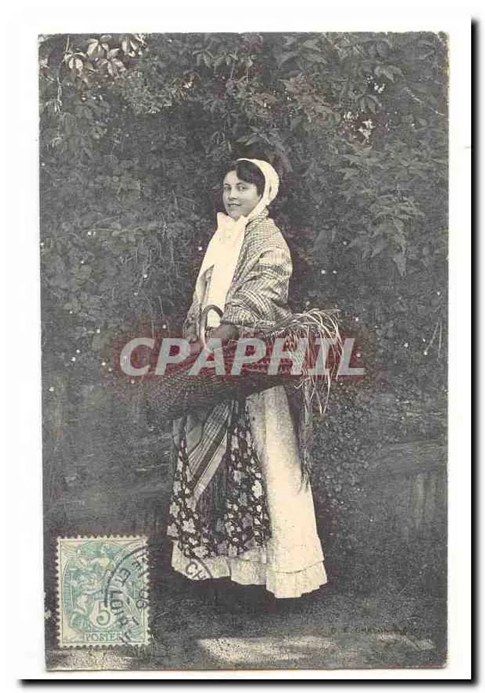 Frau im traditionellen Kleid — mit einem Korb — E. E. CHANDON, Paris - Vorderseite