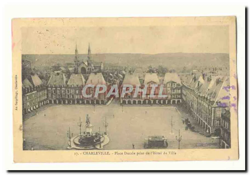 Charleville - Place Ducale prise de l'Hôtel de Ville — vue panoramique avec fontaine centrale et édifice religieux en arrière-plan — éditeur Au Gépillage, Charleville, n° 17 - Vorderseite