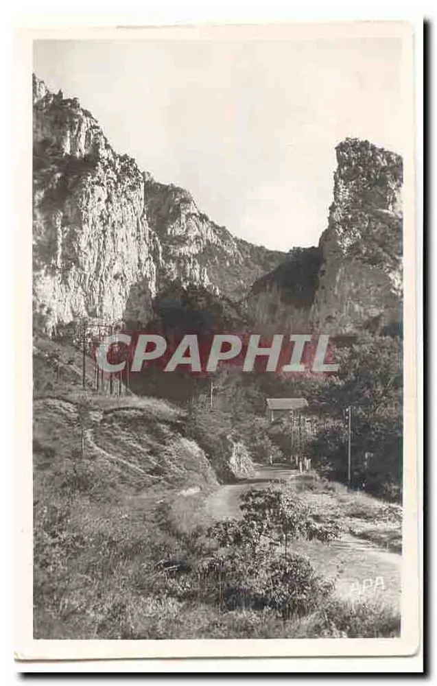 Tal des Flusses Vézère — felsiges Landschaft — Verlag APA - Vorderseite