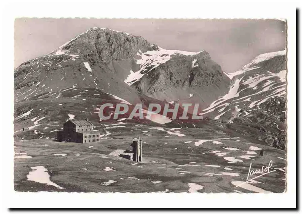 Schneebedeckte Berg — isolierter Chalet und Kirchturm — Lucasol - Vorderseite