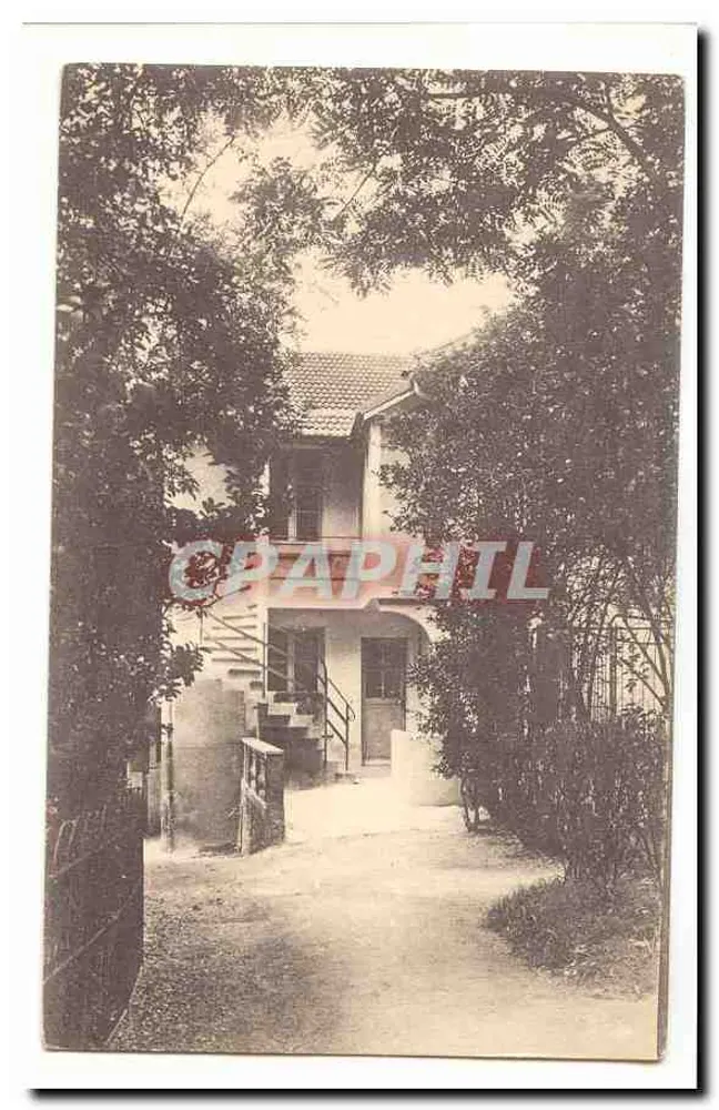 Haus umgeben von Bäumen — Blick auf den Eingang mit Treppen — unbekannter Verlag - Vorderseite