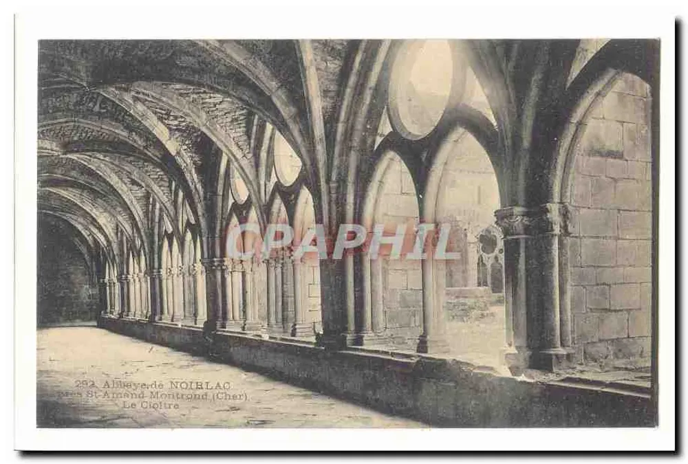 Abtei Noirlac — Der Cloister — nahe St Amand Montrond (Cher) - Vorderseite