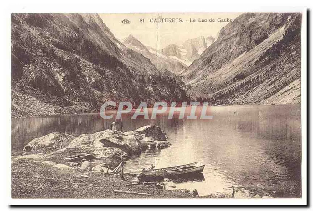 Cauterets - O Lago de Gaube — vista lacustre entre montanhas, com barco no primeiro plano - Frente