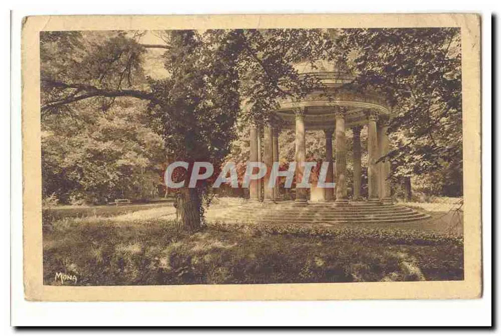 Pavilhão com colunas em um parque — fotografia de MONGA — editor não visível - Frente