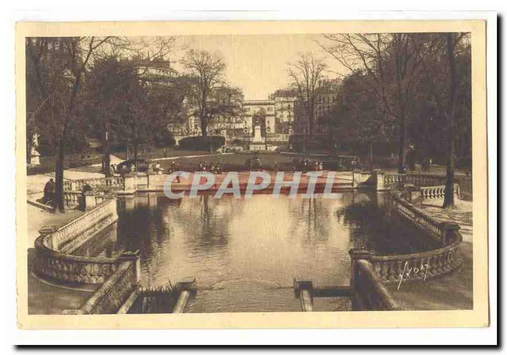 Jardim do Luxembourg — Vista do lago com monumento — n° 407 - Frente
