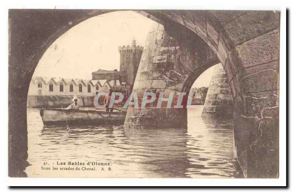 Les Sables-d'Olonne — Sob as arcadas do Chenal — A. B. n° 41 - Frente