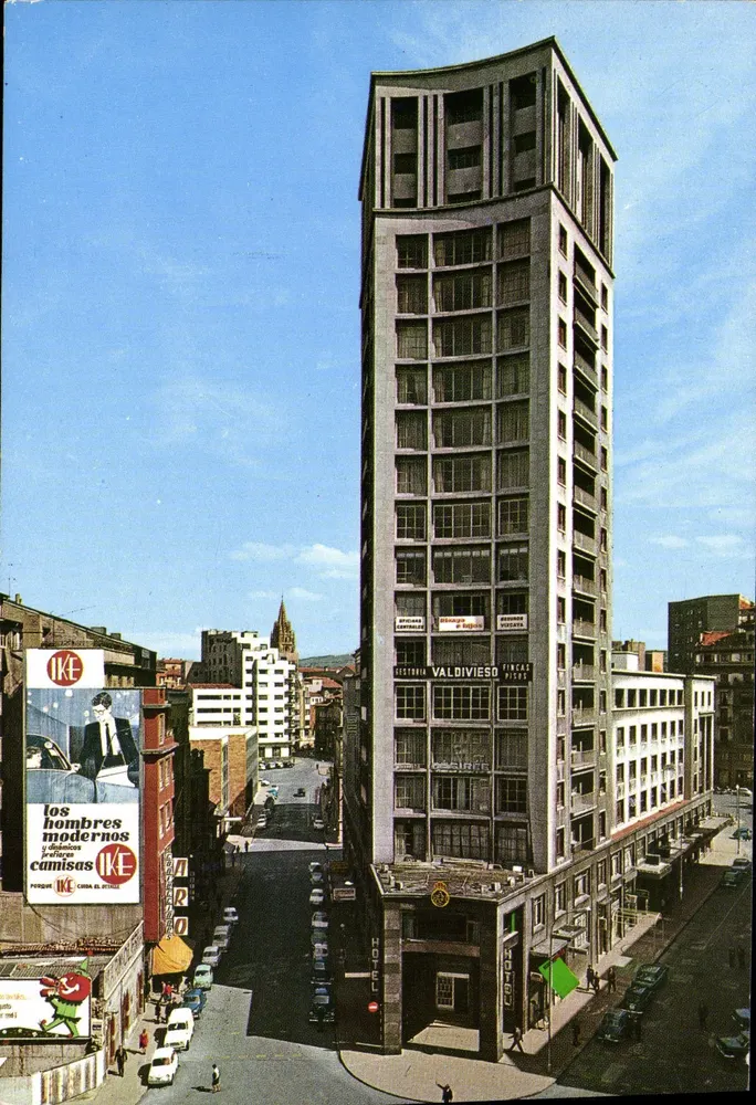 Hotel Valdivieso — Edifício 'La Girafe' — Oviedo - Frente
