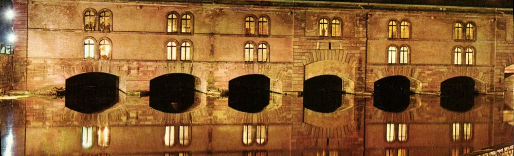 Strasbourg - O dique Vauban iluminado no rio Ill — Éditions ESTEL, 63 rue de la Mère Blois (L & C) - Frente