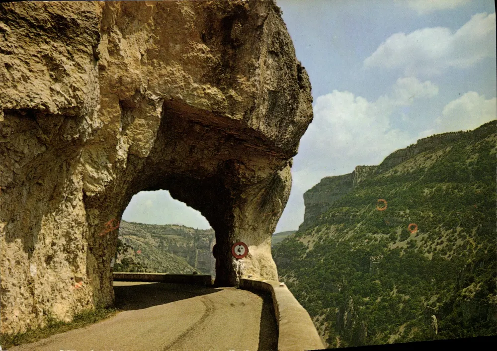 Die Gorges de la Nesque — Tunnel auf der Route Nr. 542 zwischen Carpentras und Sault — Éditions S.L. Magenta, Lyon - Vorderseite