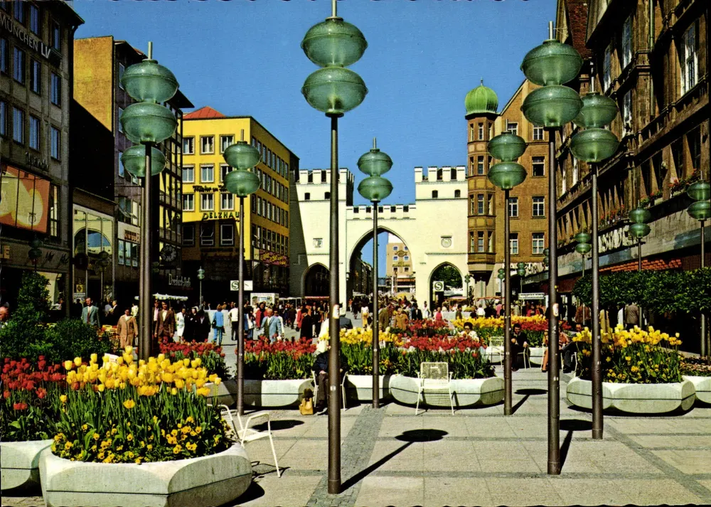 Munique — Zona de pedestres com Karlstor (construído em 1315) — Huber Karte Nr. 8741 - Frente