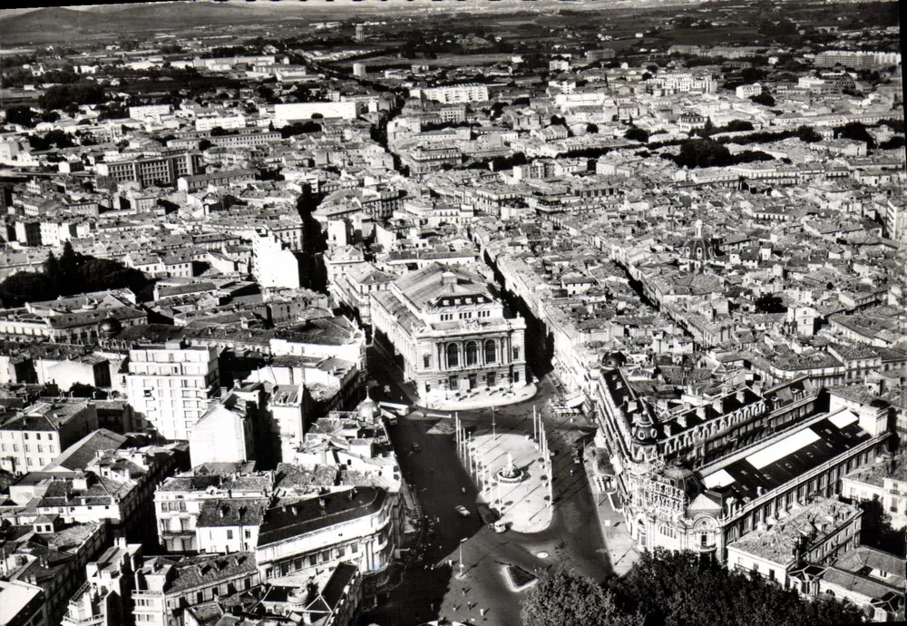 Montpellier (Hérault) — Vista aérea da cidade. Praça do Ovo ou da Comédia — Edições S.L. Lyon/Villeurbanne - Frente