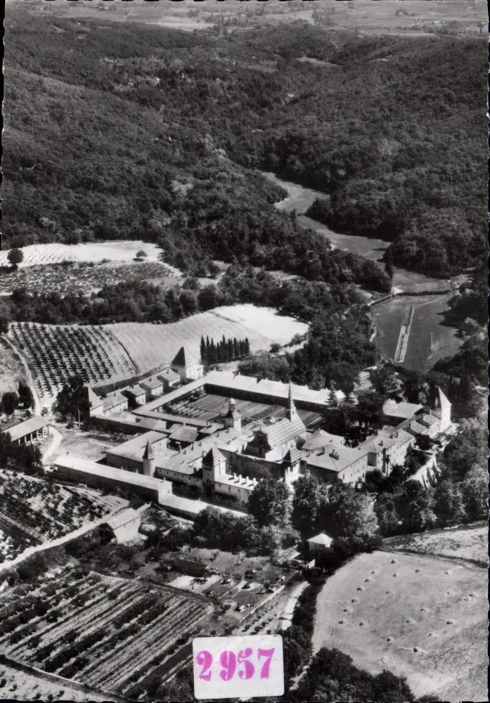 Chartreuse-de-Valbonne — vista aérea — por Pont-Saint-Esprit - Frente