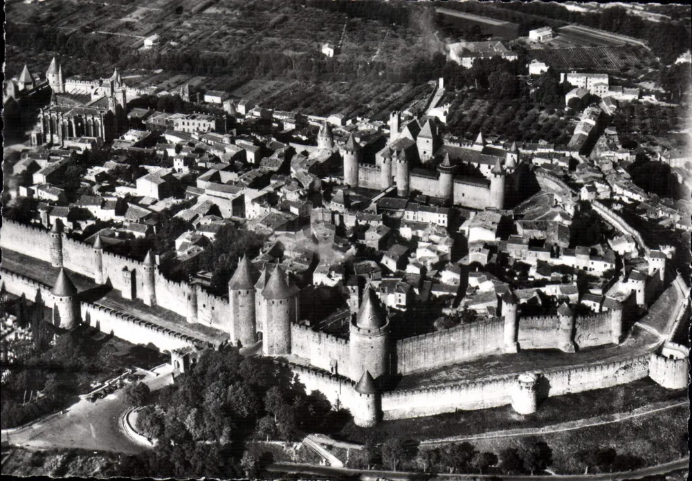 Carcassonne — Ansicht der Mauern der Cité (Nordosten) mit ihrem Haupteingang, der Porte de Narbonne und dem Comtal-Schloss — Éditions Magenta, Lyon - Vorderseite