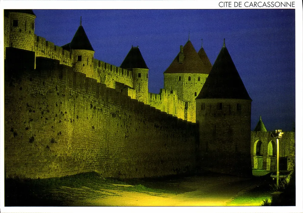 Miasto Carcassonne — nocna scena z murami i wieżami — Obiektyw Południe - Awers