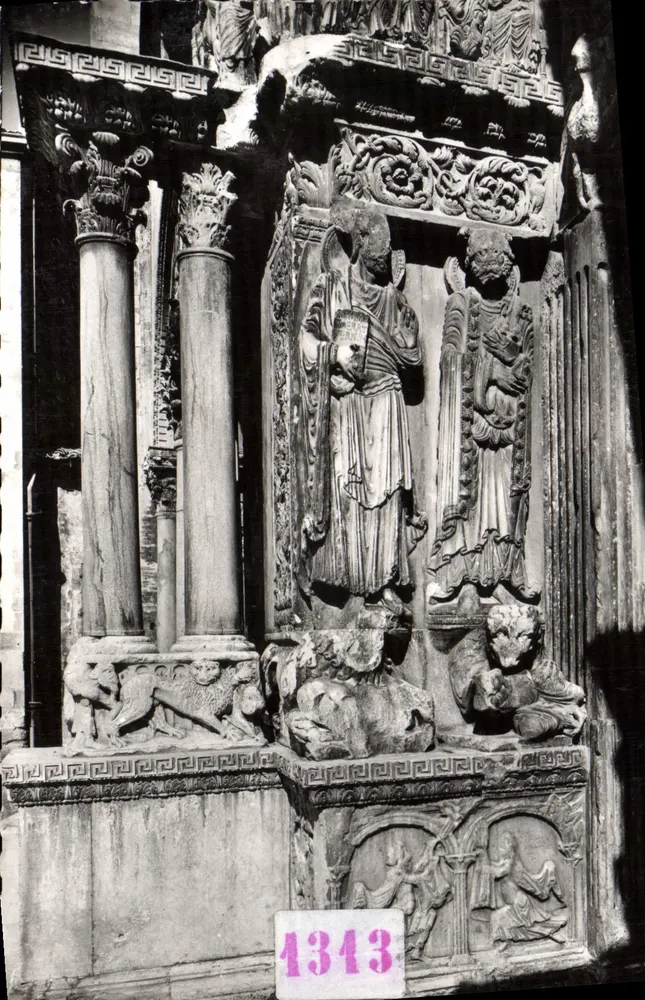 Saint-Gilles-du-Gard — Reliefs de l'église abbatiale du XIIe siècle, partie gauche du portail : Saint Jean - Saint Pierre — Photo VIOLET (Gard) - Anverso