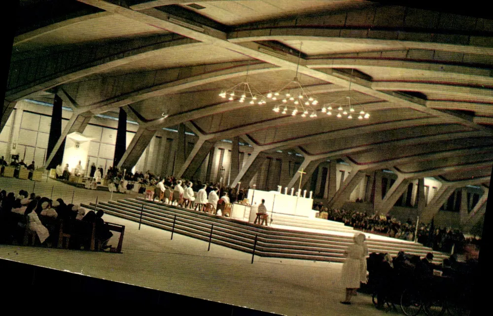 Lourdes - Thánh lễ do Giáo hoàng cử hành tại nhà thờ Basilique - Kiến trúc sư Pierre Vago và André Le Donne - Mặt trước