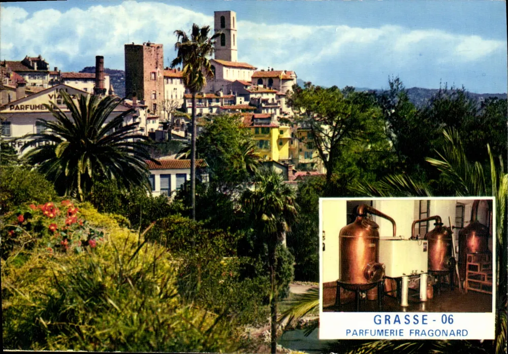 Grasse - Vue panoramique avec édifice religieux et usine de parfumerie Fragonard - Frente