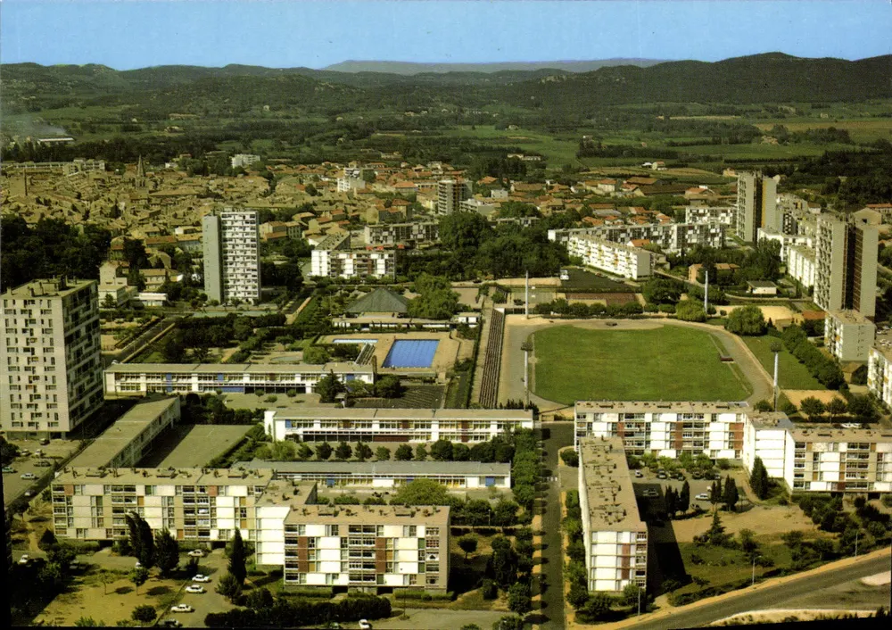 Bagnols-sur-Cèze — Luftbild der Stadt und des Sportkomplexes — Éditions 'SL' Villeurbane - Vorderseite