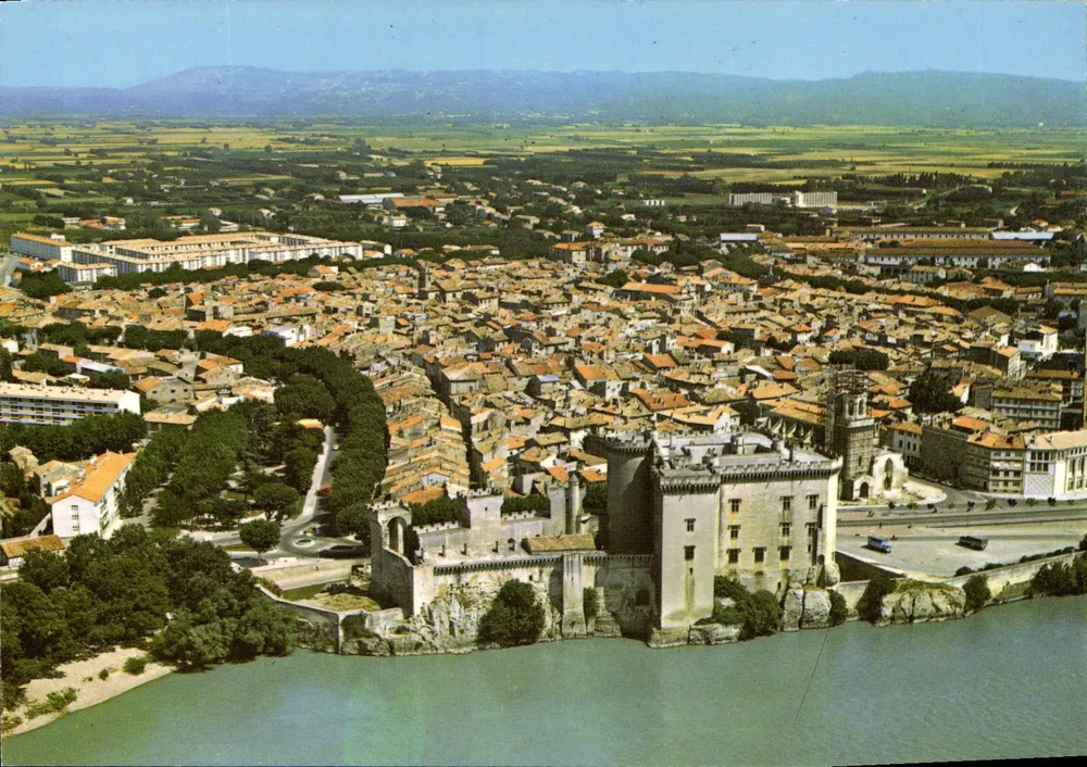 Tarascon (Bouches-du-Rhône) — Vista aerea della città in primo piano: il Castello del Re René — Edizione Magenta, Lyon-Villeurbanne - Recto