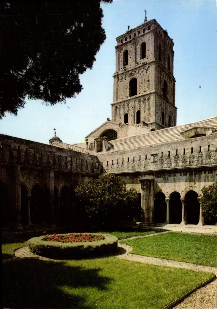 Arles — Interior do claustro de São Trofimé e a torre da igreja (séculos XI e XII) — Edições 'S.L.' Villeurbanne - Frente