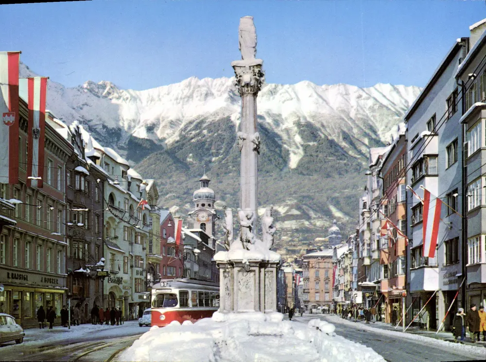 Innsbruck — Maria-Theresien-Straße con la columna de Anna y la cadena norteña — Tirer de l'éditeur Tiroler Kunstverlag Chizza - Anverso