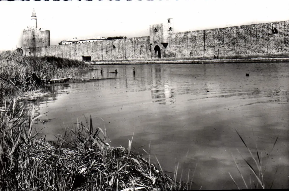 Aigues Mortes (Gard) — Die Mauern und die Turm von Constance — Éditions S.L. des Frères Lumières, Lyon - Vorderseite
