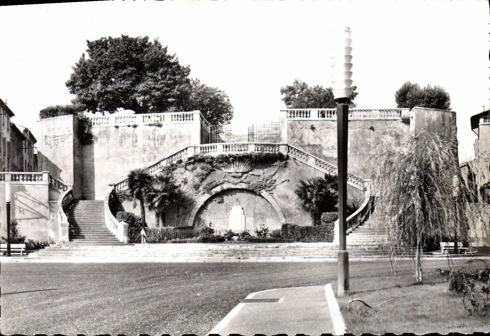 Ales (Gard) — Escalier double montant à la Promenade de la Maréchale et aux jardins du Bosquet — Édition des Frères Lumières - Frente