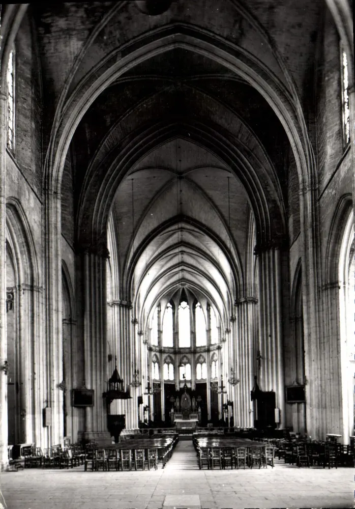 Interior da Catedral — Montpellier (Hérault) — Edições dos Irmãos Lumière, Lyon, n° 15.165 - Frente