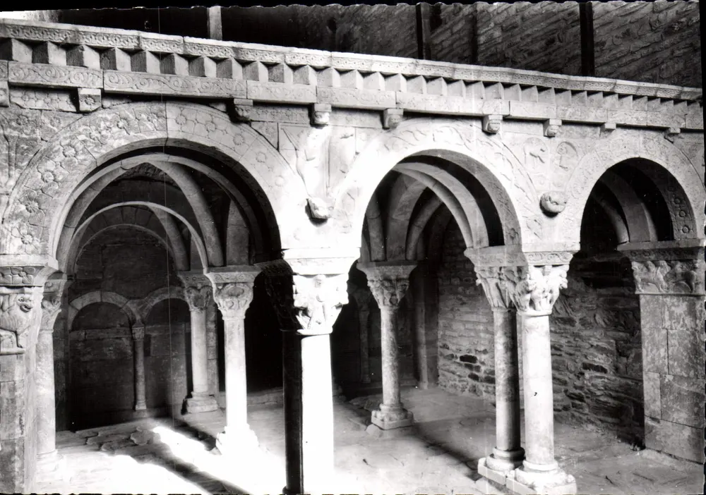 Prieuré de Notre Dame de Serrabonne — Le Roussillon — Éditions Magentor, Lyon - Recto