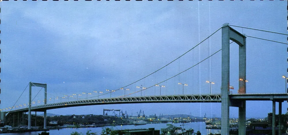 Göteborg, Ålvsborgsbron — pont suspendu au crépuscule — Fargfoto: Giovanni Trimboli, série 37/154 - Recto