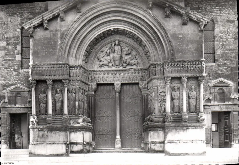 Arles-sur-Rhône — Portal der Kirche Saint-Trophime — Éditions Frères Lumière, Lyon - Vorderseite